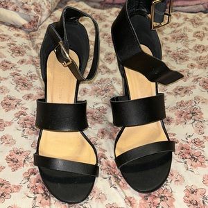 Size 10 black heels, comfortable to walk for a long time.